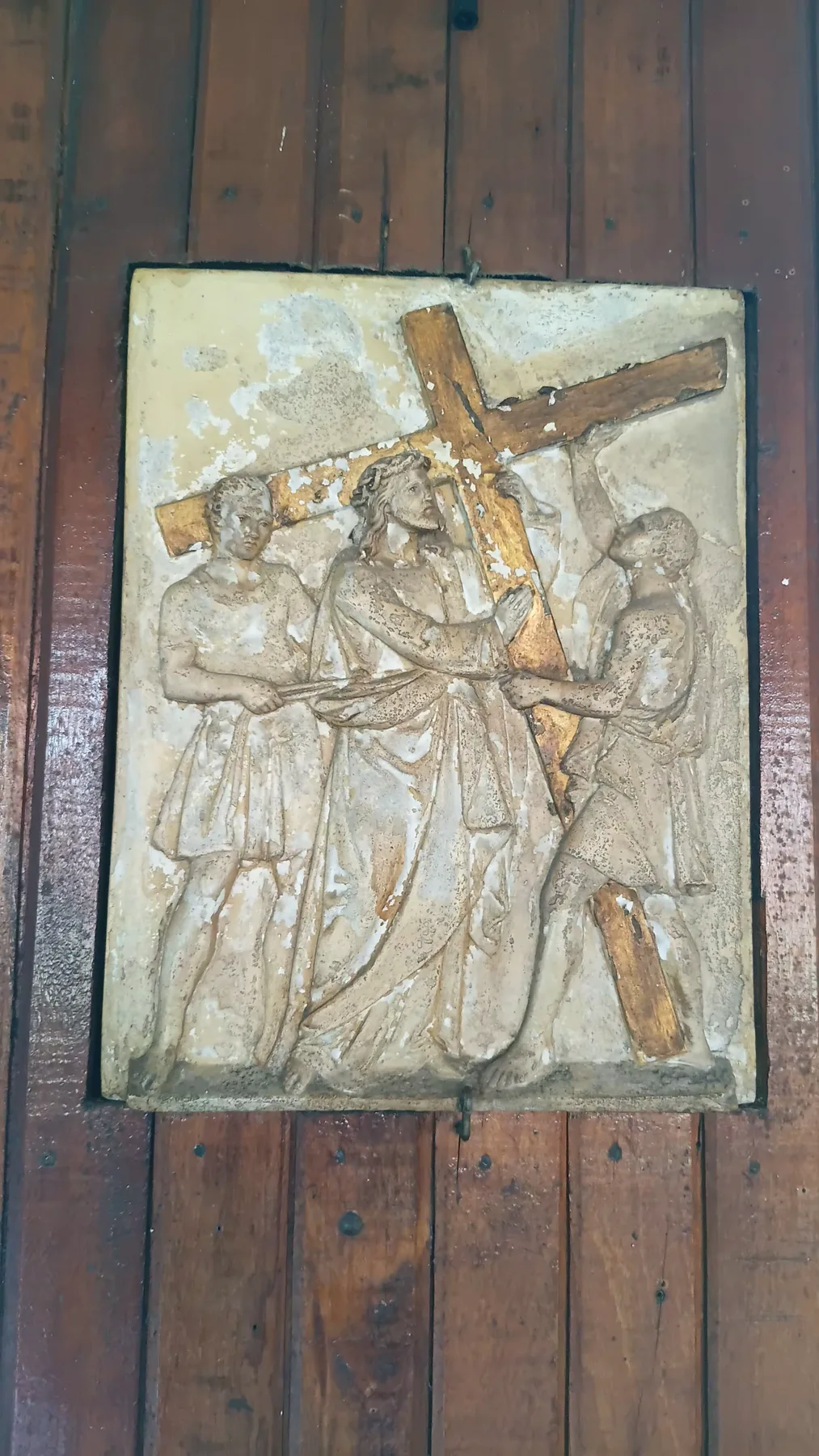 Kruiswegtafereel waarop Jezus het kruis draagt